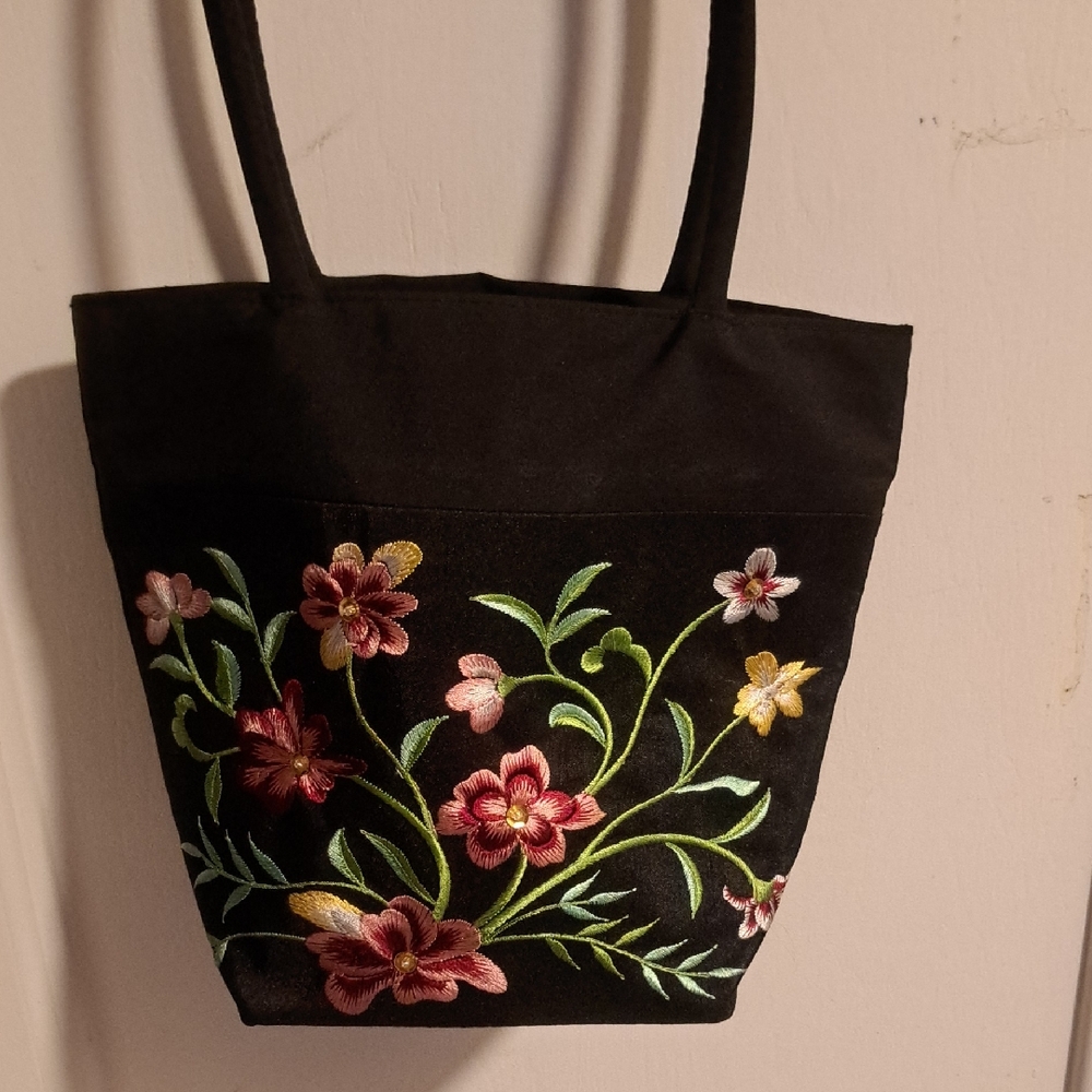 Chic Black Tote with Floral Embroidery